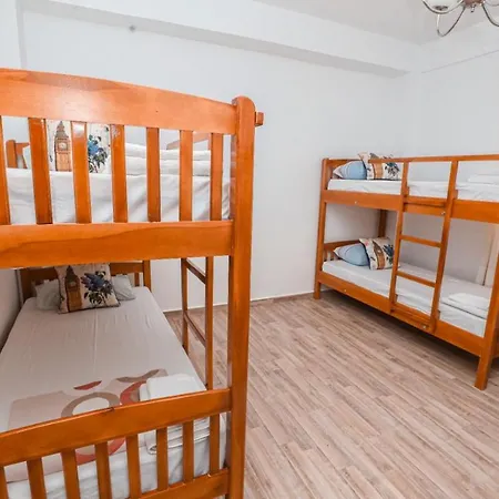 بيت شباب Nana فلورا